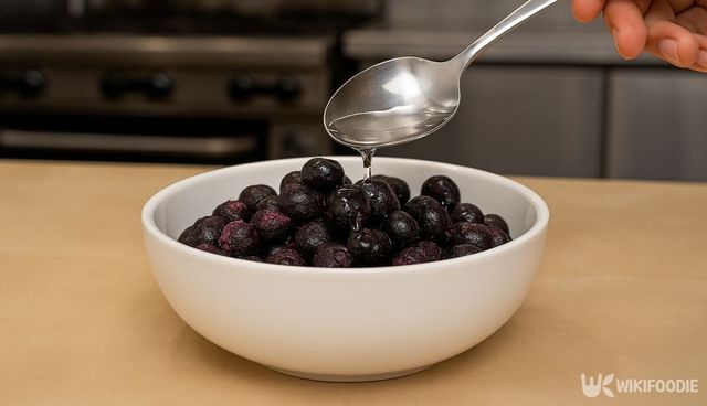 냉동 블루베리에 알룰로스를 넣고 있다. / 위키푸디