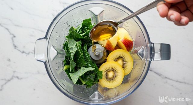 모든 재료를 넣은 믹서기에 꿀 한 스푼을 넣는 모습. / 위키푸디