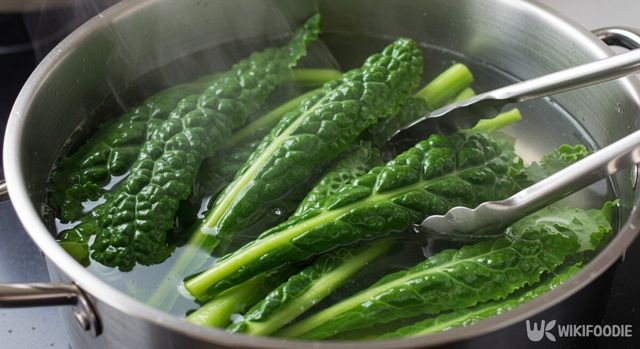 케일을 뜨거운 물에 데치는 모습. / 위키푸디