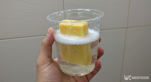 반으로 자른 페트병에 따뜻한 물과 비누를 넣은 모습. / 위키푸디