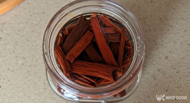 유리병에 통계피와 소독용 에탄올을 담은 모습. / 위키푸디