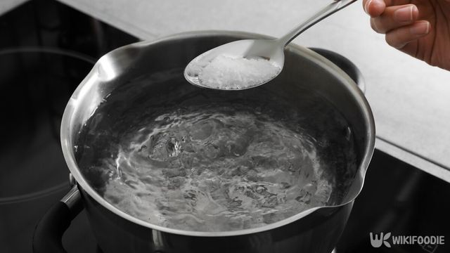 요리를 할 때 가장 중요한 것은 음식의 '간'이다. / New Africa-shutterstock.com