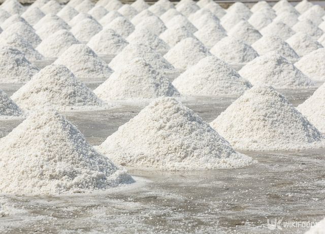 천일염을 생산하는 염전 자료사진. / Noom HH-shutterstock.com