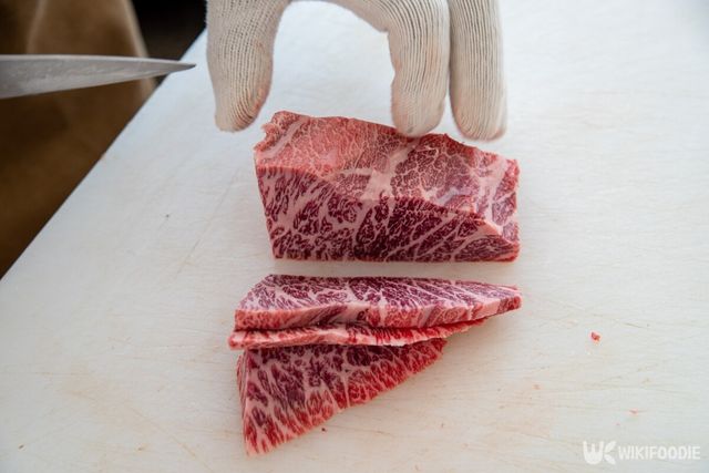 좋은 한우를 고르려면 고기의 색, 결, 지방 상태를 잘 살펴야 한다. / Light Win-shutterstock.com