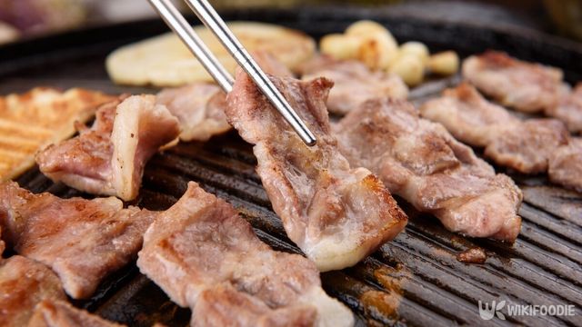 고기를 구워 먹을 땐 채소를 곁들이는 것이 좋다. / photohwan-shutterstock.com