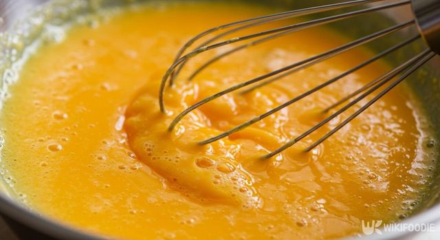 계란 노른자를 풀고 있다. / 위키푸디