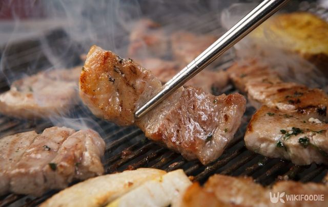 삼겹살을 불판에 굽고 있다. / photohwan-shutterstock