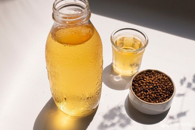 실온에 둔 보리차는 일반 세균이 번식하기 좋다. / mujijoa79-shutterstock.com