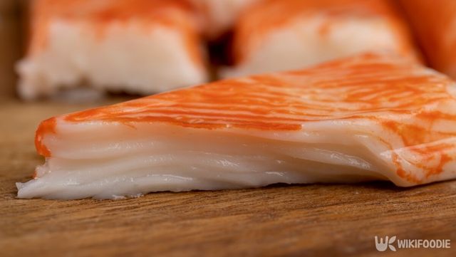 게맛살은 진짜 게살 같은 맛을 내는 대중적인 가공식품이다. / rsooll-shutterstock.com