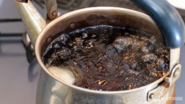 실온에 둔 보리차는 한 번 끓여도 위험할 수 있다. / Toru Kimura-shutterstock.com