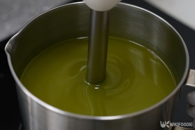 녹인 비누에 산초잎 가루를 넣은 모습. 기사 이해를 돕기 위해 AI로 만든 이미지입니다. / 위키푸디