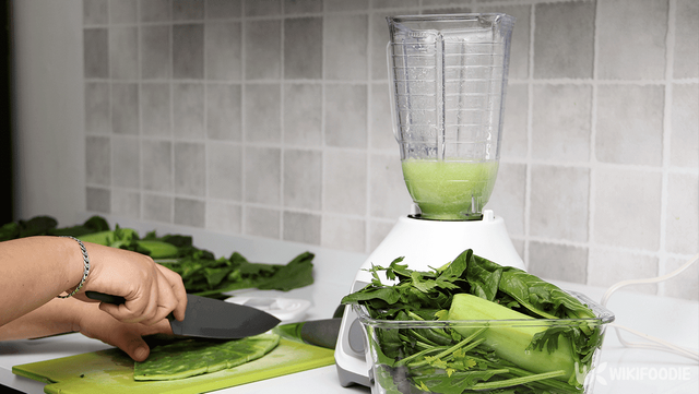 채소로 생즙을 만드는 사진. / Arlette Lopez-shutterstock