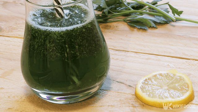 파슬리 주스. /weta0077-shutterstock