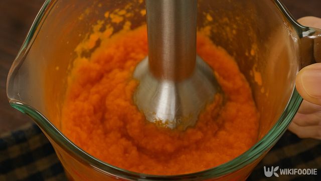 믹서기에 당근 가는 자료 사진. / 위키푸디