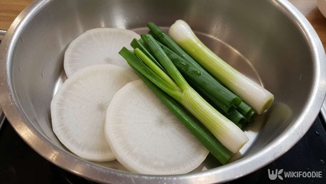 냄비 안에 무와 대파가 올라가 있다 / 위키푸디
