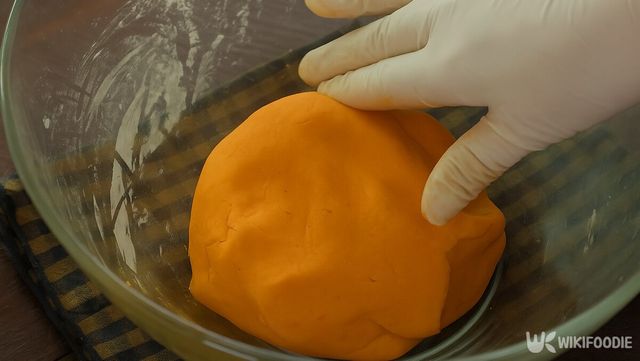 당근과 감자전분, 소금을 섞어 반죽한 자료 사진. / 위키푸디