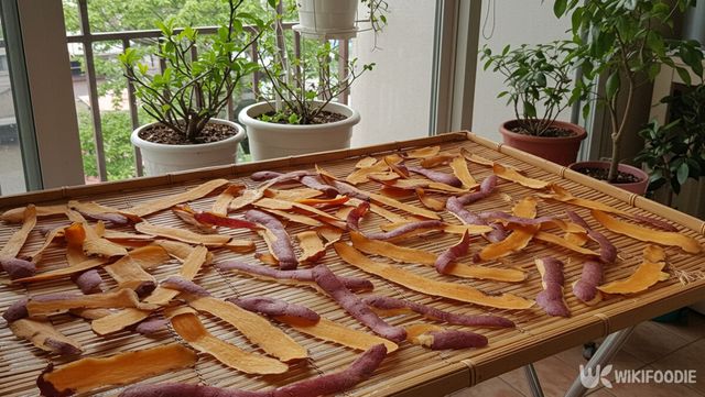 고구마 껍질을 말리는 자료 사진. / 위키푸디