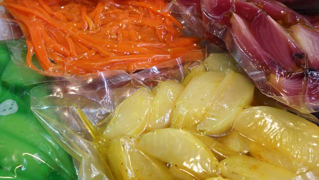 당근과 사과 자료사진. / ChiccoDodiFC-shutterstock.com