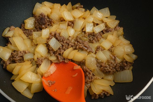 잘게 썬 양파를 팬에 볶는 모습. / 위키푸디