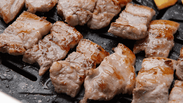 삼겹살 구이. / photohwan-Shutterstock.com