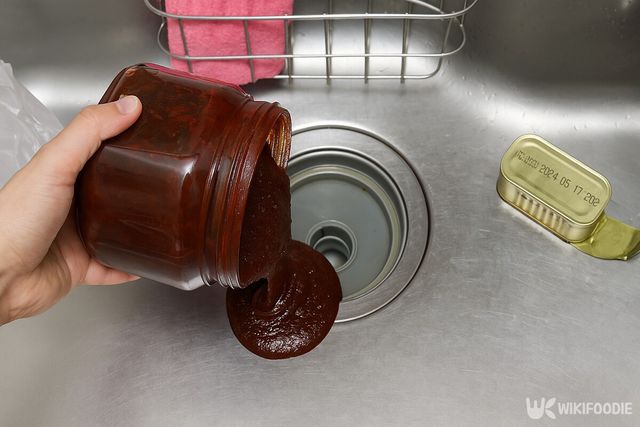 고추장을 버리고 있는 모습. / 위키푸디