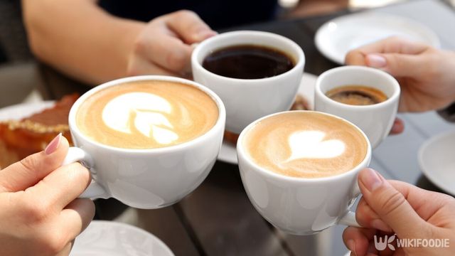 집에서 내린 커피는 카페에서 마셨던 맛이 안 날 때가 많다. / New Africa-shutterstock.com