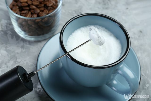 미니 믹서로 우유 거품을 내는 자료 사진. / New Africa-shutterstock.com