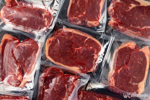 습식 숙성은 고기를 진공 포장해 냉장 보관하는 방법이다. / DronG-shutterstock.com