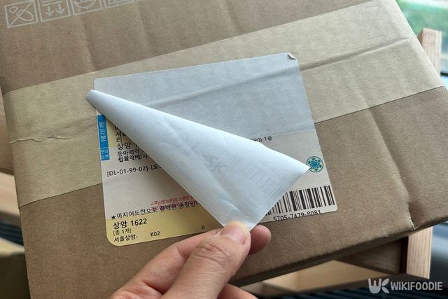 택배 송장 제거하는 모습. / 위키푸디