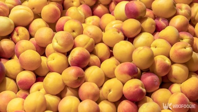 살구는 여름에 먹기 좋은 과일 중 하나다. / Serhii Ivashchuk-shutterstock.com