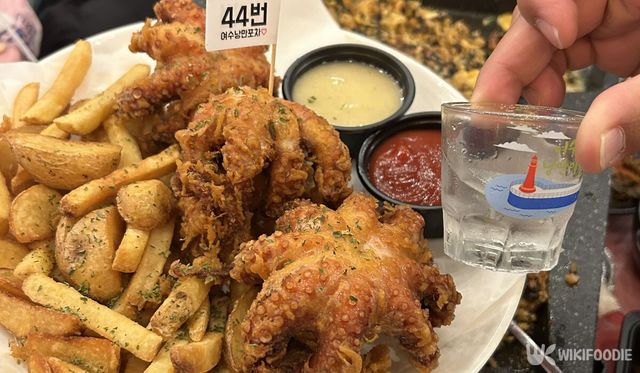 튀긴음식과 술 자료사진. / 위키푸디