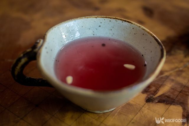 오미자차는 피로 회복에 좋은 차다. / L Weemering-shutterstock.com