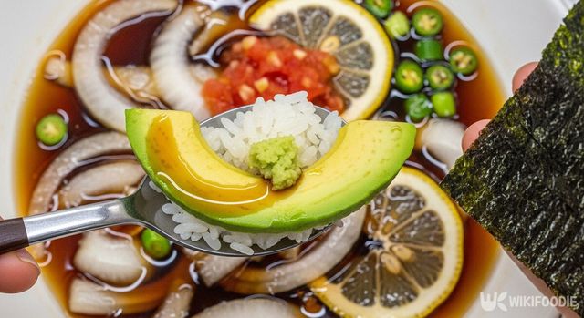 밥과 김을 곁들인 아보카도 장. / 위키푸디