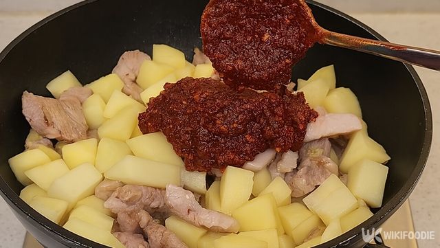 양념을 넣는 자료 사진. / 위키푸디