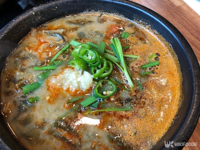 추어탕은 여름철 보양식으로 많이 먹는 음식이다. / Hikko.ne-shutterstock.com