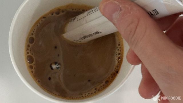 인스턴트커피를 만들고 있는 사진. / 위키푸디