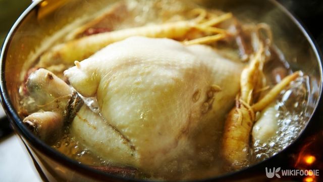 삼계탕은 대표적인 여름철 보양식이다. / mnimage-shutterstock.com