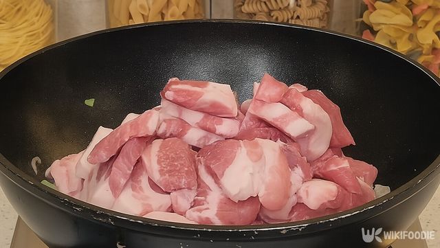 팬에 대파와 고기를 넣는 자료 사진. / 위키푸디