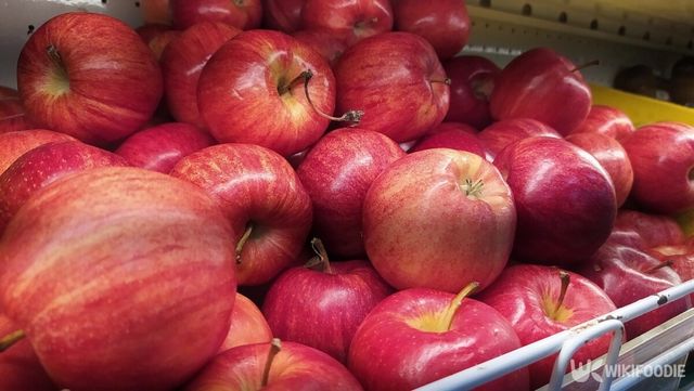 진열대에 놓인 사과 자료사진. / Avanjr-shutterstock.com