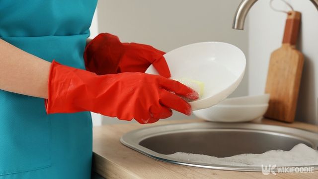 고무장갑은 주방에서 빼놓을 수 없는 필수품 중 하나다. / Pixel-Shot-shutterstock.com