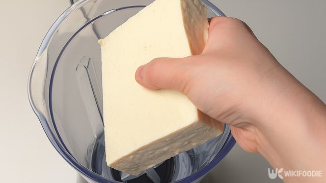 믹서기에 두부를 넣는 자료 사진. / 위키푸디