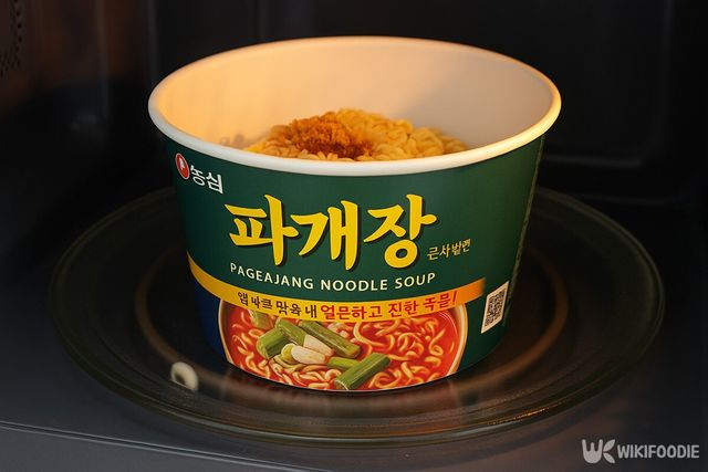 파개장 큰사발면을 전자레인지에 넣는 모습. / 위키푸디