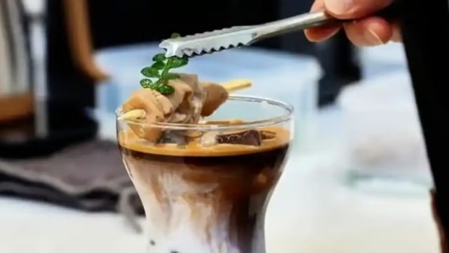 중국에서 판매하는 돼지 곱창 라떼 사진. / 바이두