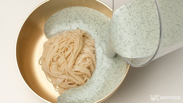 소면에 콩물을 붓는 자료 사진. / 위키푸디