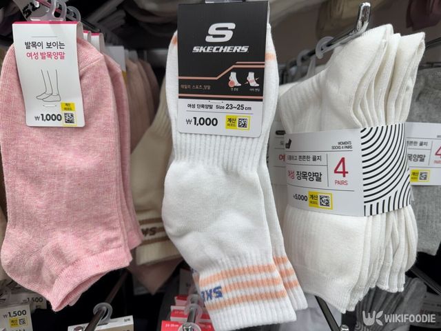 르카프·스케처스 협업 양말 제품 사진. / 위키푸디