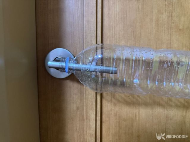 문고리와 생수병 자료 사진. / 위키푸디