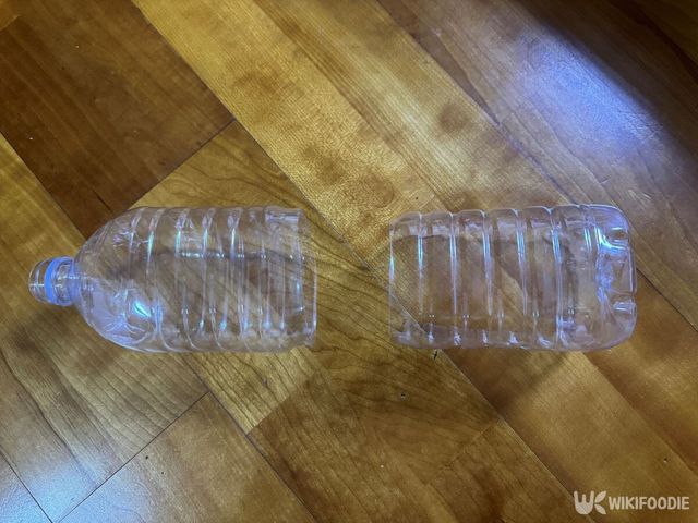 생수병을 반으로 자른 모습. / 위키푸디