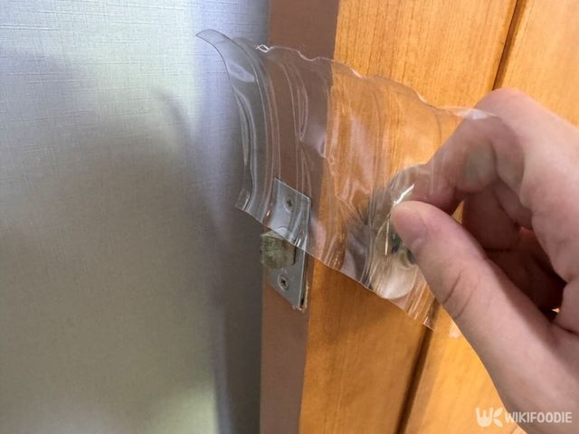 방문 손잡이 안쪽에 있는 볼록한 금속 부품. / 위키푸디