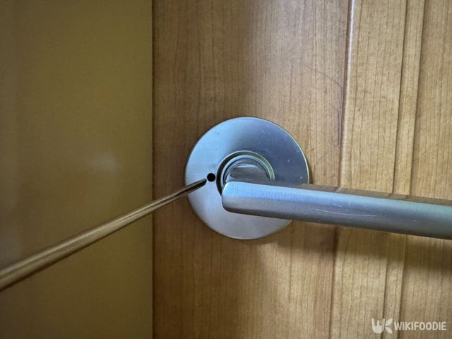 젓가락을 문고리 구멍에 넣으려는 모습. / 위키푸디