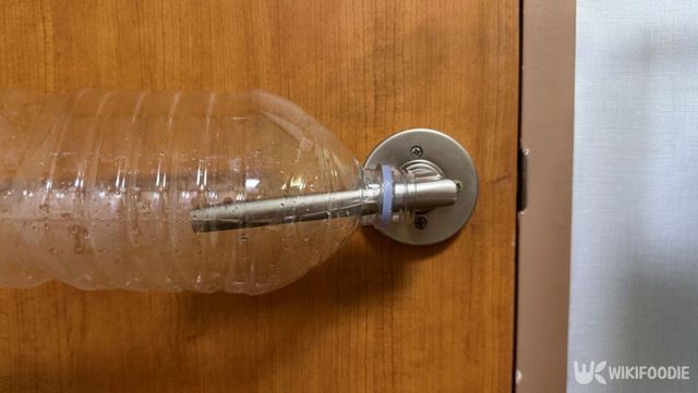 문 손잡이에 생수병을 끼운 모습. / 위키푸디